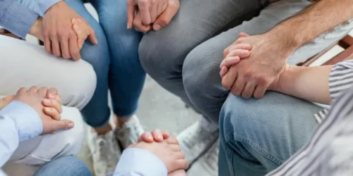 close-up-people-holding-hands