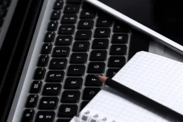 laptop-notepad-pen-table